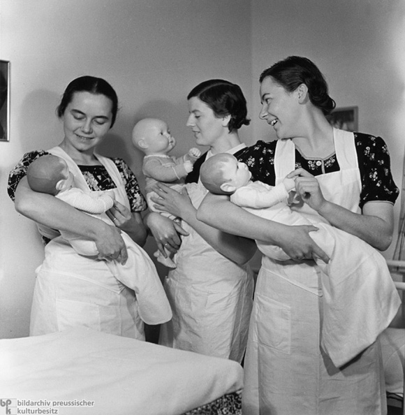 Babypflegekurs in der Heimmütterschule in Oberbach/ Röhn (1937)